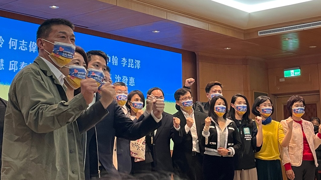 立法院副院長、中華職棒會長蔡其昌今（1日）召開「Taiwan Can Help」人道行動，率先宣布與企業集資捐助1000萬元，人道救援湧入波蘭的烏克蘭難民們。（圖/TVBS）