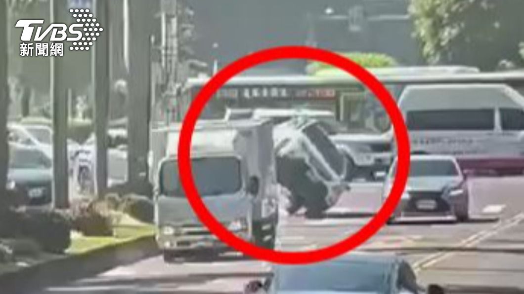 老翁坦承在開車時用手機。(圖/TVBS)