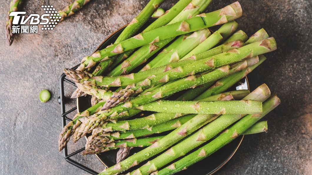 英文「asparagus」(蘆筍),在台灣俚語指白目、兩光。(圖/Shutterstock達志影像)