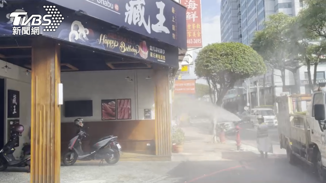 藏王極上鍋物中壢店消毒。(圖/TVBS)