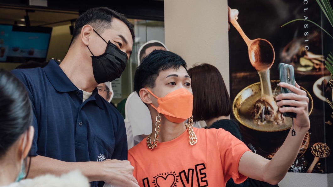 邱彥翔親切的與民眾合影。(圖/嘉義市政府、阿榮師啤酒鴨提供)