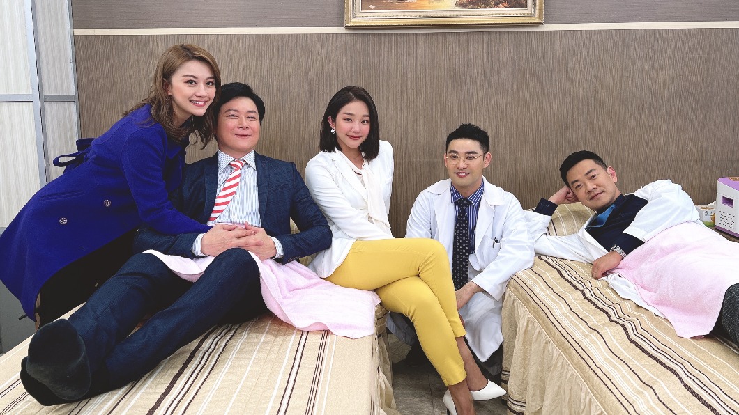 《黃金歲月》左起苗真、王燦、賴慧如、潘柏希、江俊翰體驗分娩陣痛體驗。（圖／民視提供）