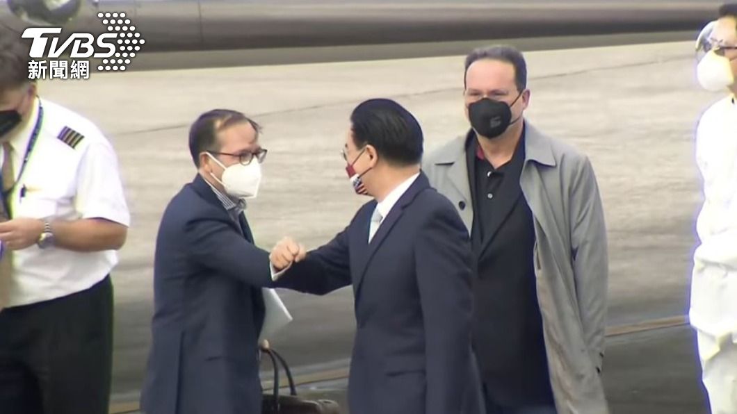 訪團一行人與吳釗燮手肘互擊打招呼。(圖/TVBS)