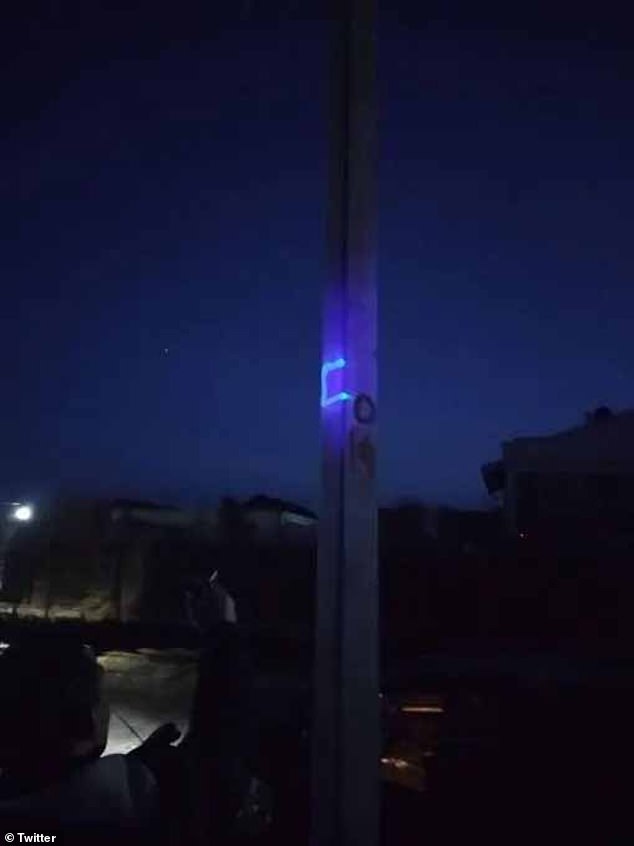 烏克蘭當局也發現某些設施被做上平時肉眼看不見的記號,要用紫外線探照燈才可以看見。(圖/翻攝自推特)