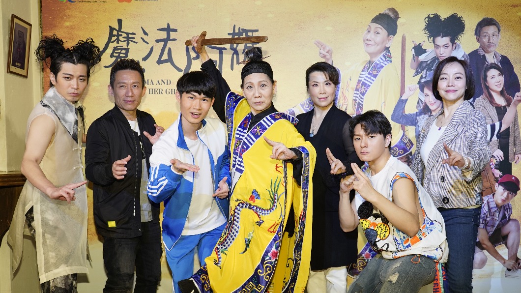 郎祖筠(圖中)為角色學習牽亡魂陣。(圖/春河劇團提供)
