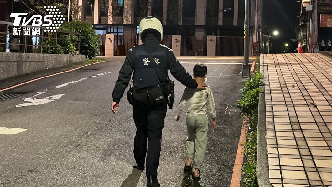 員警安撫男童情緒，將他帶回派出所。（圖／TVBS）