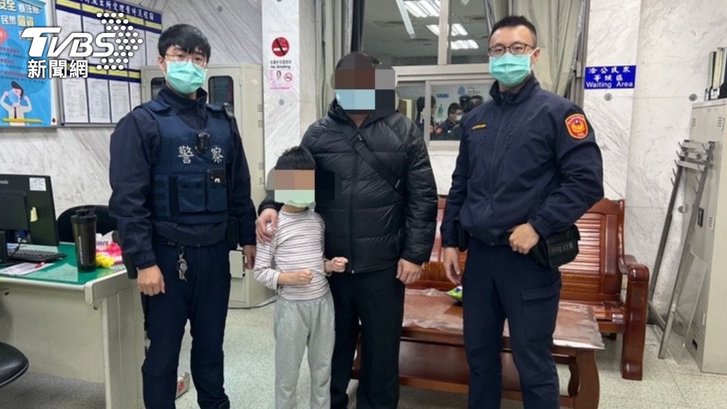 男童父親表示，是暫時出門買宵夜。（圖／TVBS）