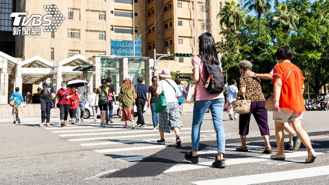 撒亮粉?過馬路驚「柏油路成銀河」 內行揭祕:更安全