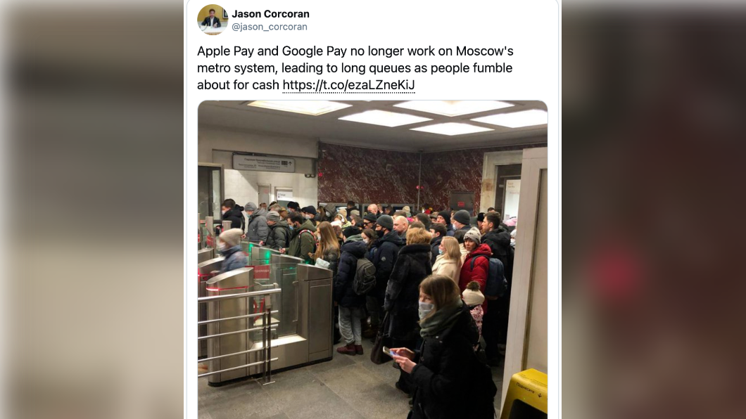 愛爾蘭記者Jason CorcoranPO照片稱圖中是Apple Pay和Google Pay在俄羅斯無法使用後，莫斯科地鐵站出現人龍。（圖／翻攝Jason Corcoran推特）
