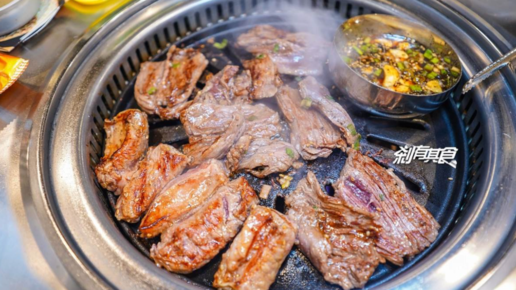 「招牌橫膈膜」有經過獨家醬汁醃製,完美復刻老店口味,口感Q彈且多汁。(圖/剎有其食提供)