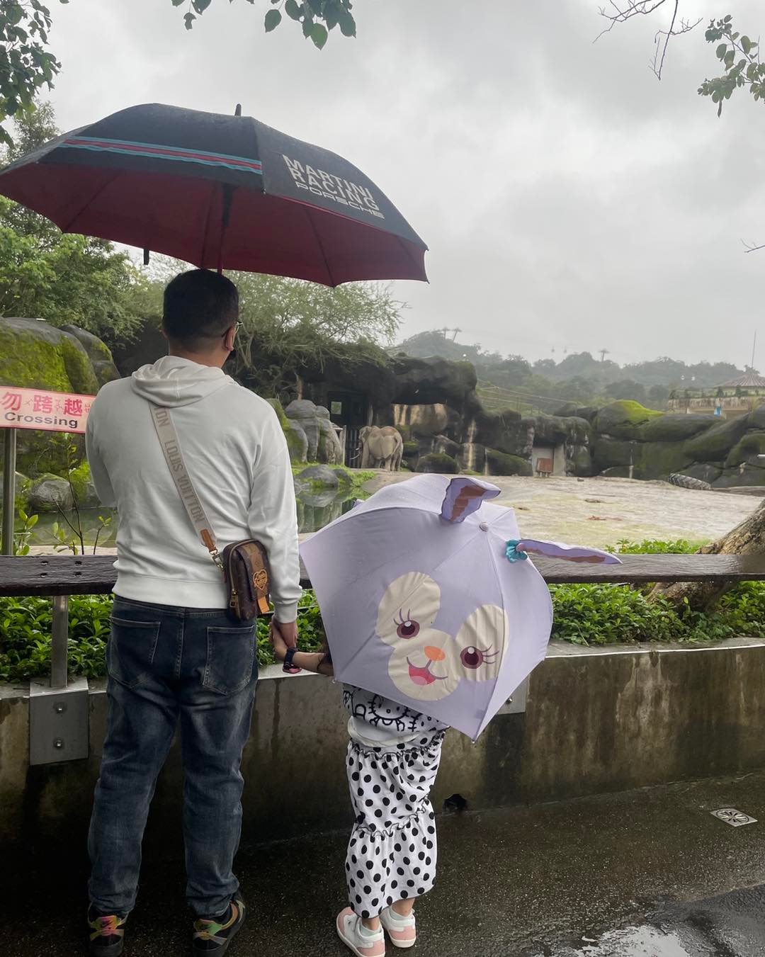沈玉琳帶著女兒。（圖／翻攝自沈玉琳臉書）