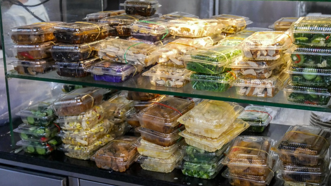 一盒一盒的小菜，自己拿然後點好菜後去前面結帳。（圖／鄉民食堂提供）