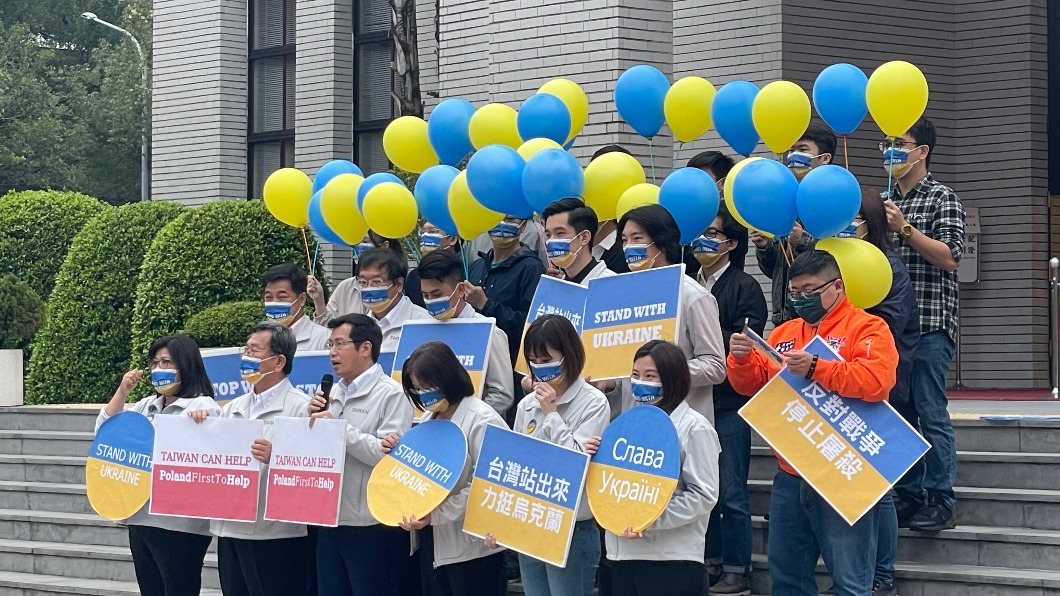 民進黨英系立委羅致政、莊瑞雄、蔡易餘、江永昌、吳玉琴、邱泰源等人今(2日)於在立法院議場前聲援烏克蘭。(圖/TVBS)