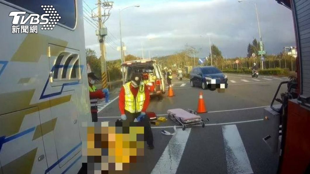 遊覽車違停!騎士自撞「倒栽蔥」 雙腿慘卡車底命危