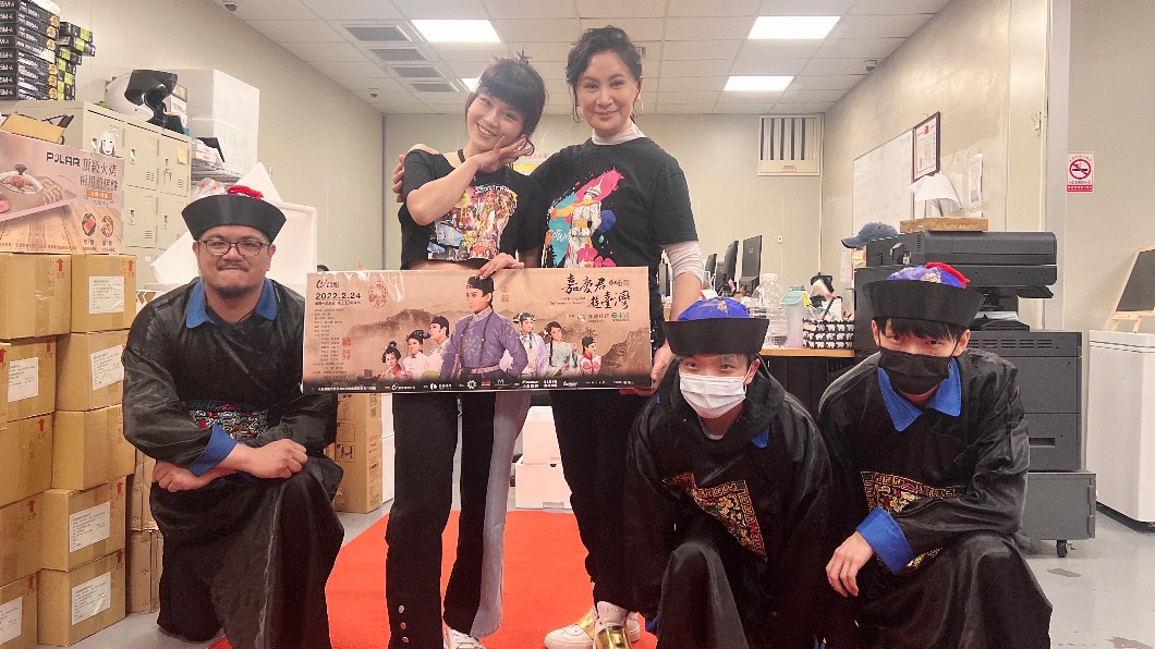 陳亞蘭(中右)展霸氣英姿,丟丟妹(中左)率太監跪安喊萬歲。(圖/欣湉國際提供)