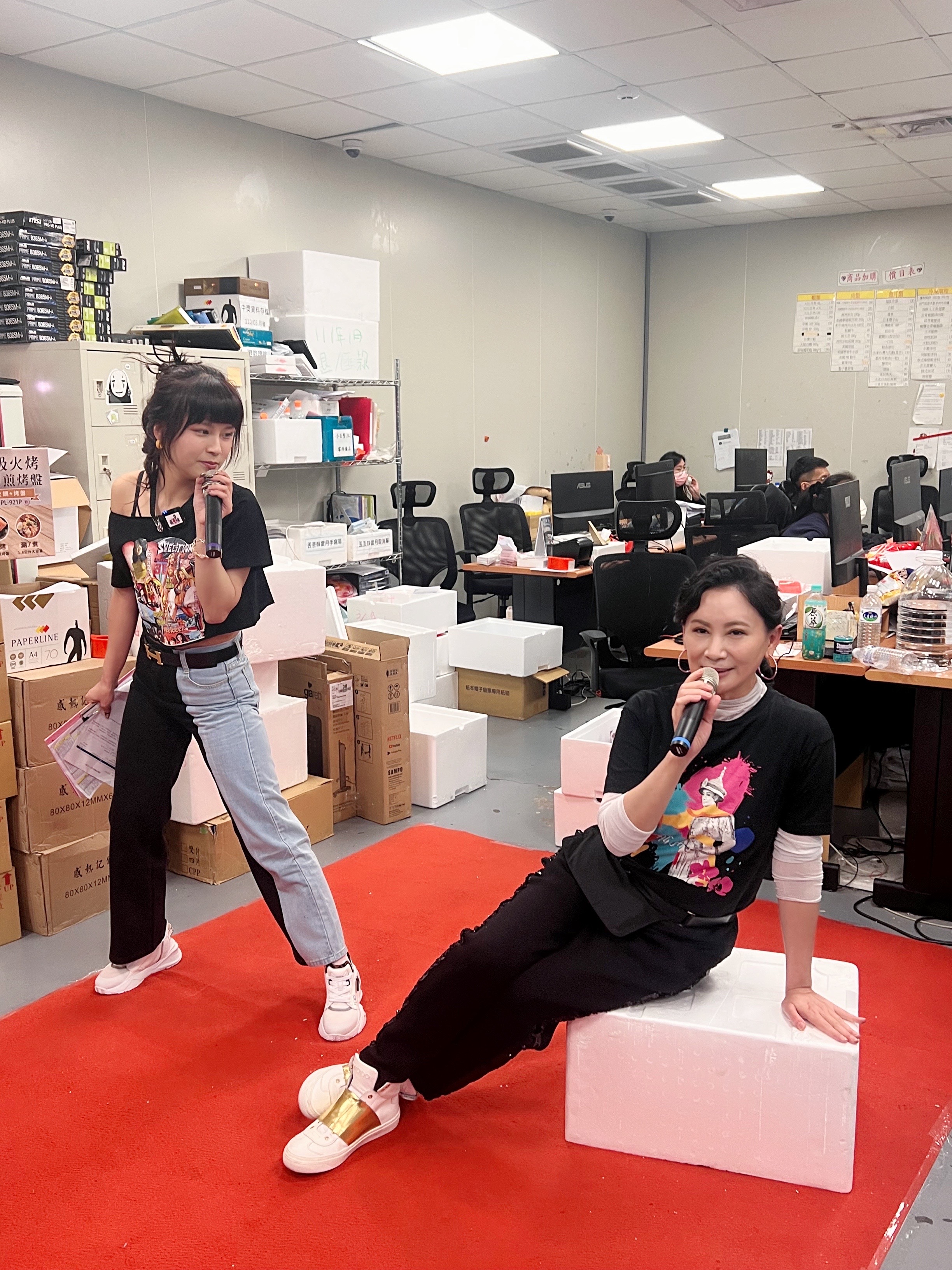 陳亞蘭(右)指導丟丟妹歌仔戲身段與唱腔。(圖/欣湉國際提供)