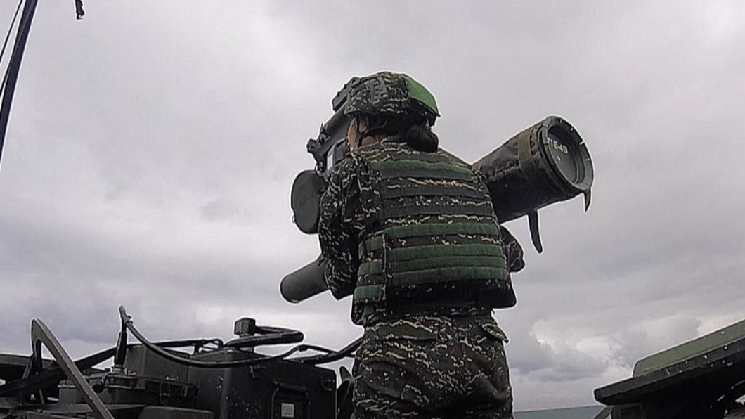 女兵實施拖式飛彈射擊的畫面。（圖／軍聞社影片）