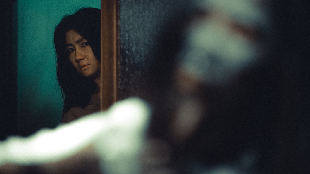 Selina在新片《頭七》中的老宅裡驚見鬼影。（圖／皮諾丘電影提供）