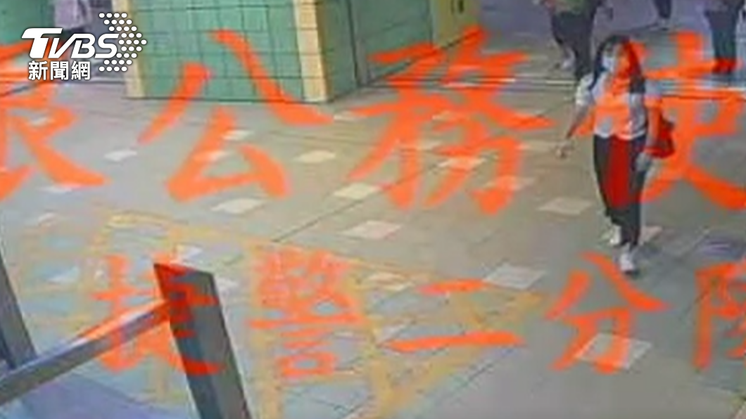 謝女在捷運站內的網狀路口遭黃男急撞。(圖/TVBS)