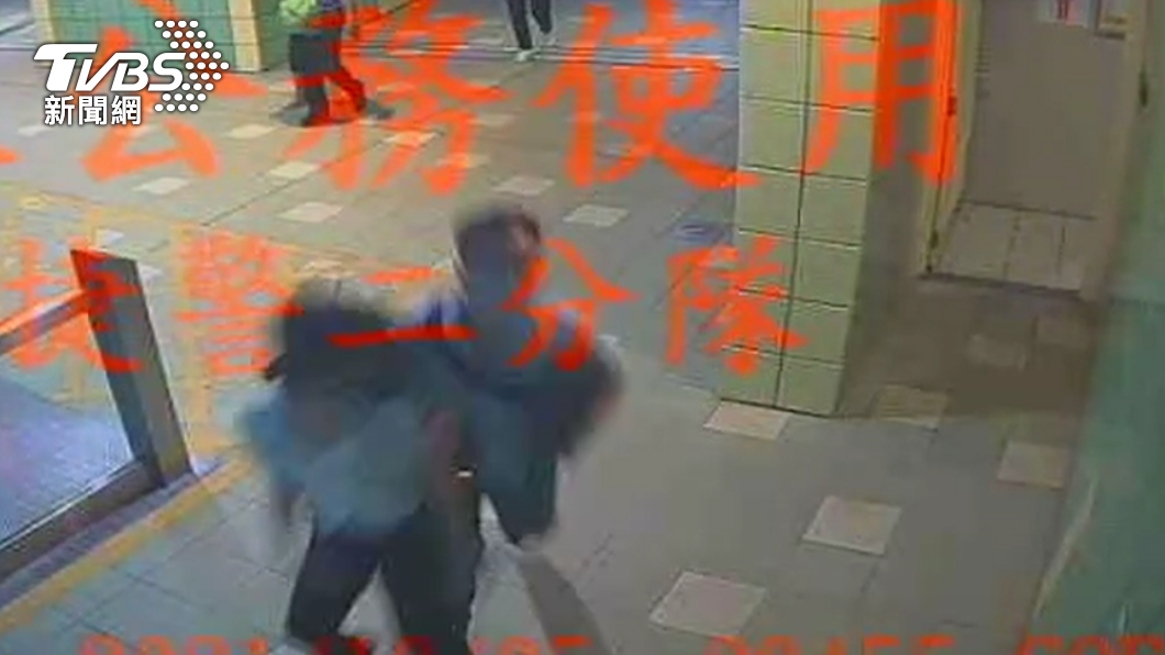 女子當場被撞倒受傷。(圖/TVBS)