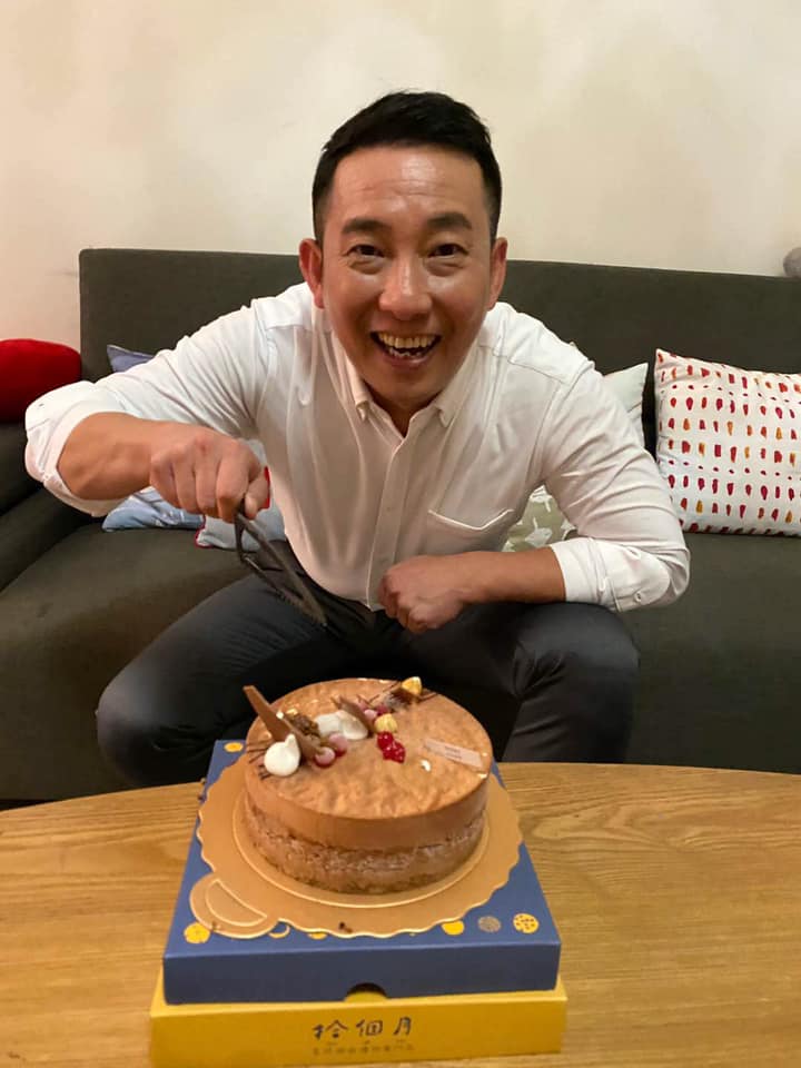 屈中恆表明因久坐,導致痔瘡復發。(圖/翻攝自屈中恆藝嚮世界臉書)