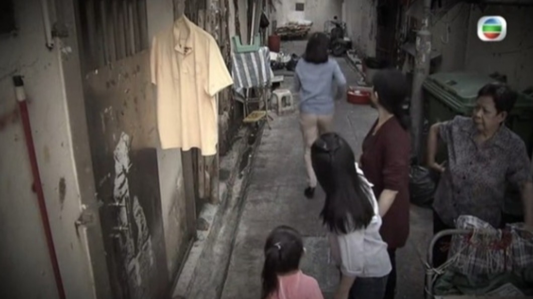 祝文君飾演《開心速遞》根叔的亡妻,劇中僅背影露出,但劇情仍令觀眾相當感動。(圖/翻攝自TVB影片)