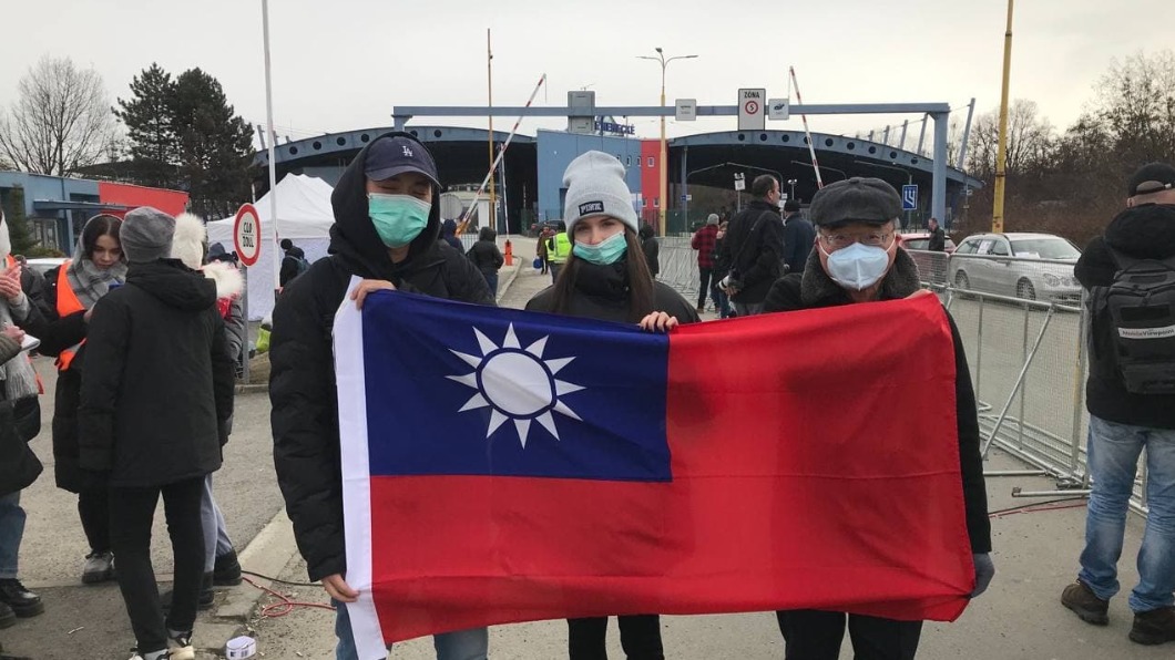 我國僑胞從抵達斯洛伐克,駐斯處同仁前往照料。(圖/翻攝自外交部官網)