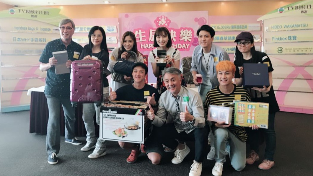 祝文君前幾年才與公司同事一同慶生。（圖／翻攝自祝文君微博）