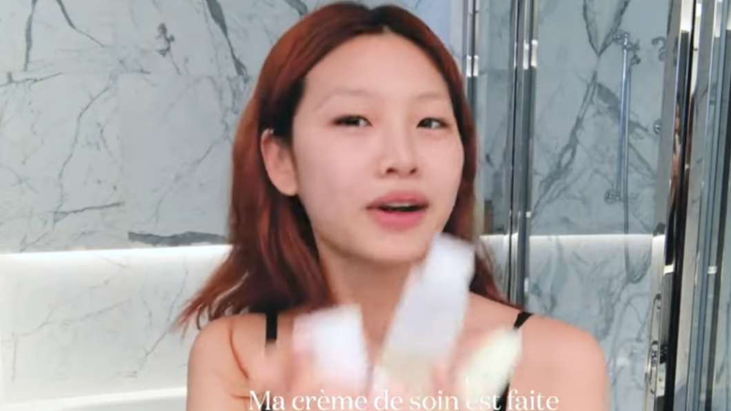 鄭浩妍自創懶人級護膚法。(圖/翻攝自 Vogue France YT)