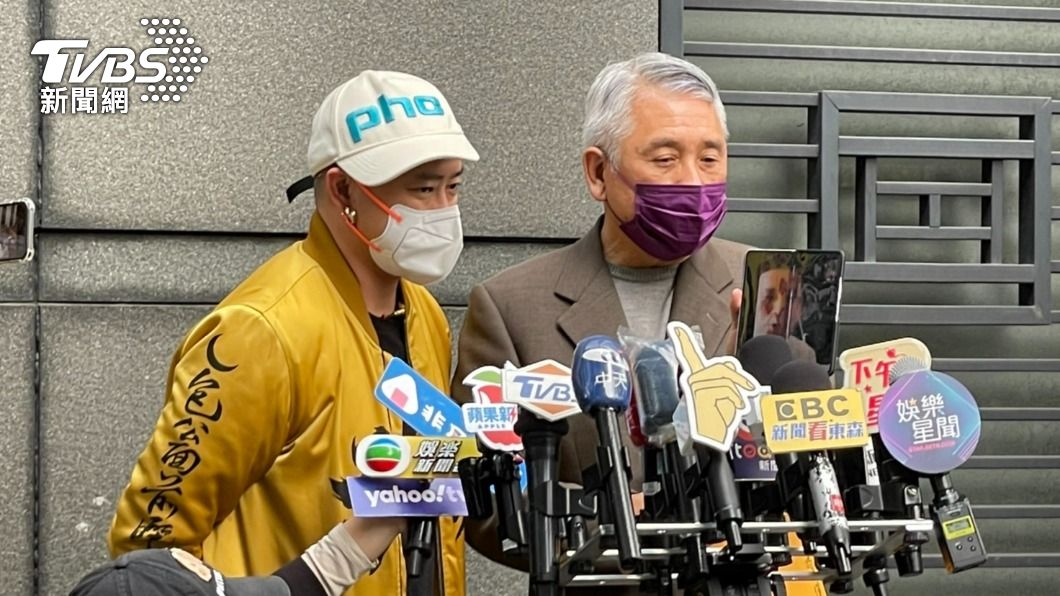 彈頭(左)透過手機視訊向徐乃麟道歉,右為中華網路電視協會理事長葛樹人。(圖/黃城碩攝)