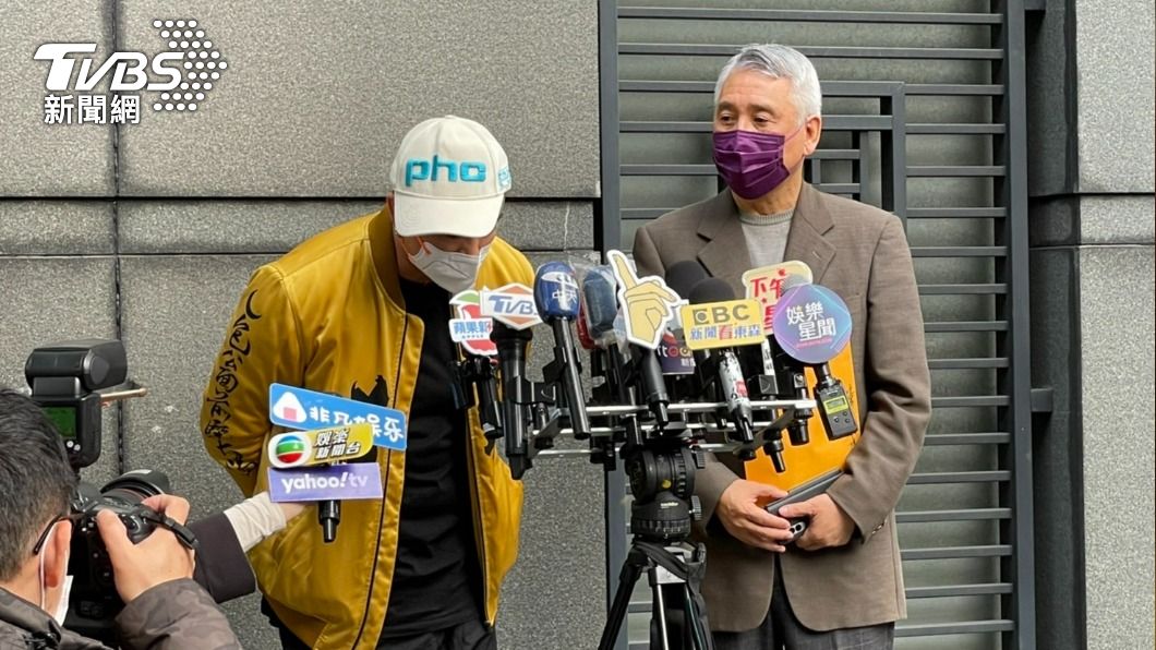 彈頭鞠躬道歉,右為中華網路電視協會理事長葛樹人。(圖/黃城碩攝)