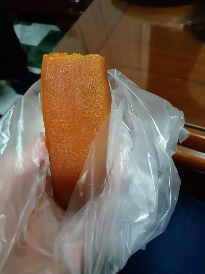 原PO拿到一大塊烏魚子。（圖／翻攝自爆廢公社）