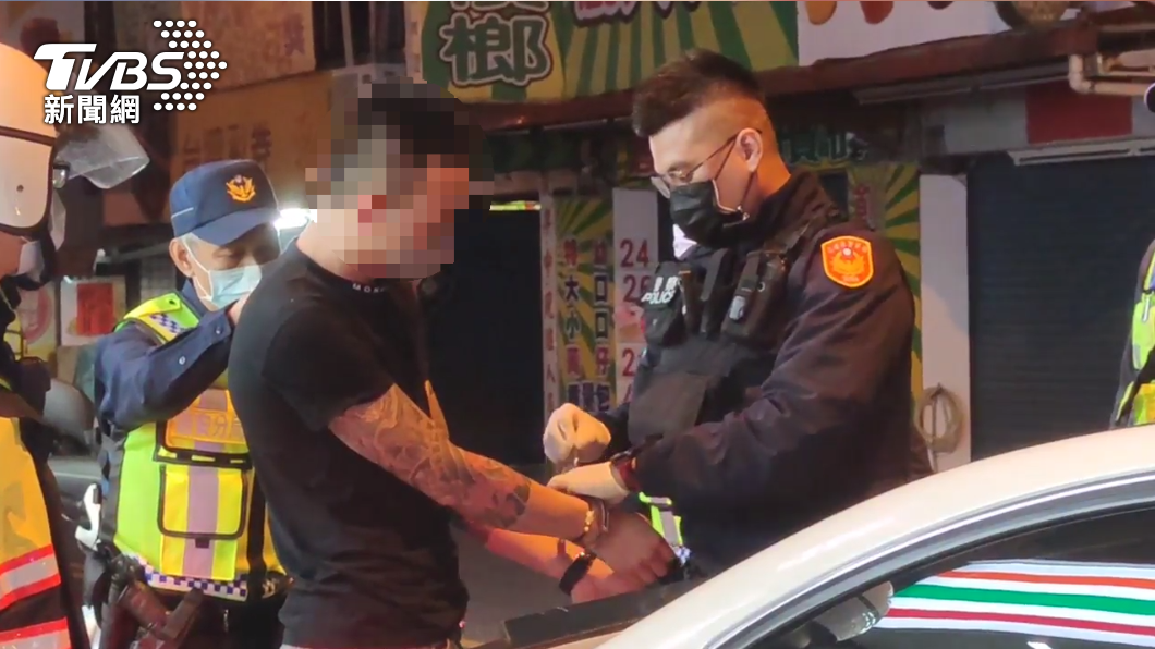 林男持有K他命,被警方上銬帶回派出所。(圖/TVBS)