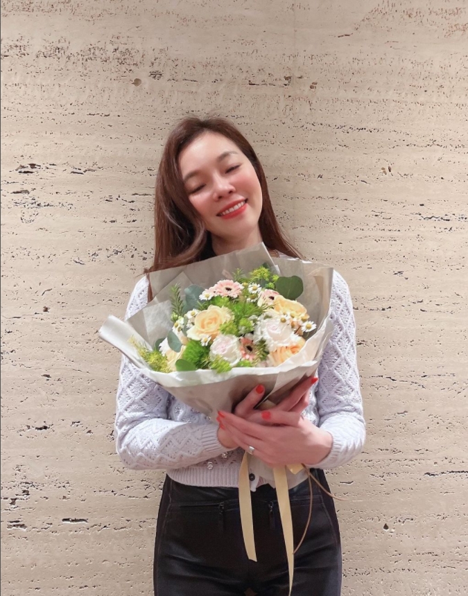 曾馨瑩捧著花露出笑容。(圖/翻攝自hsin_ying_tseng IG)