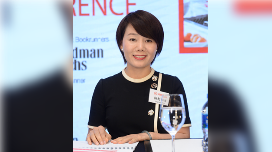 楊利娟一路從服務員往上爬，如今更接任海底撈執行長。（圖／翻攝自微博）
