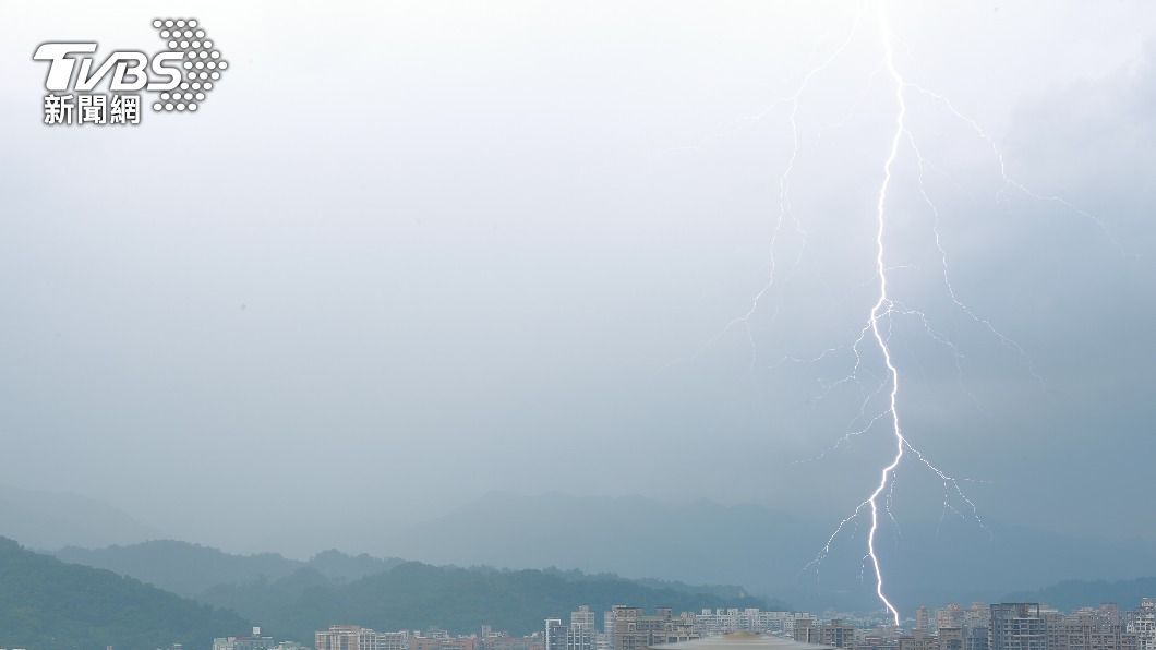 雷雨季來了！專家籲「別靠窗戶、牆壁」　保命絕招曝光