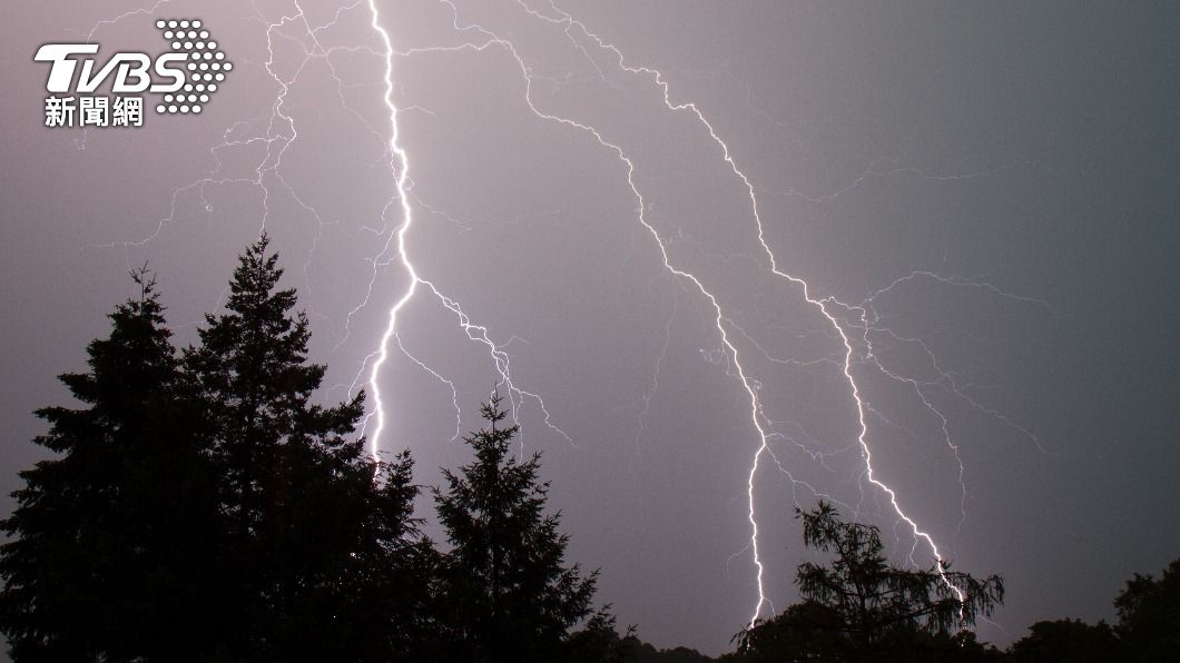孤立的凸出物體和潮濕金屬很容易成為雷電接地的目標而遭受雷擊。（示意圖／shutterstock 達志影像）