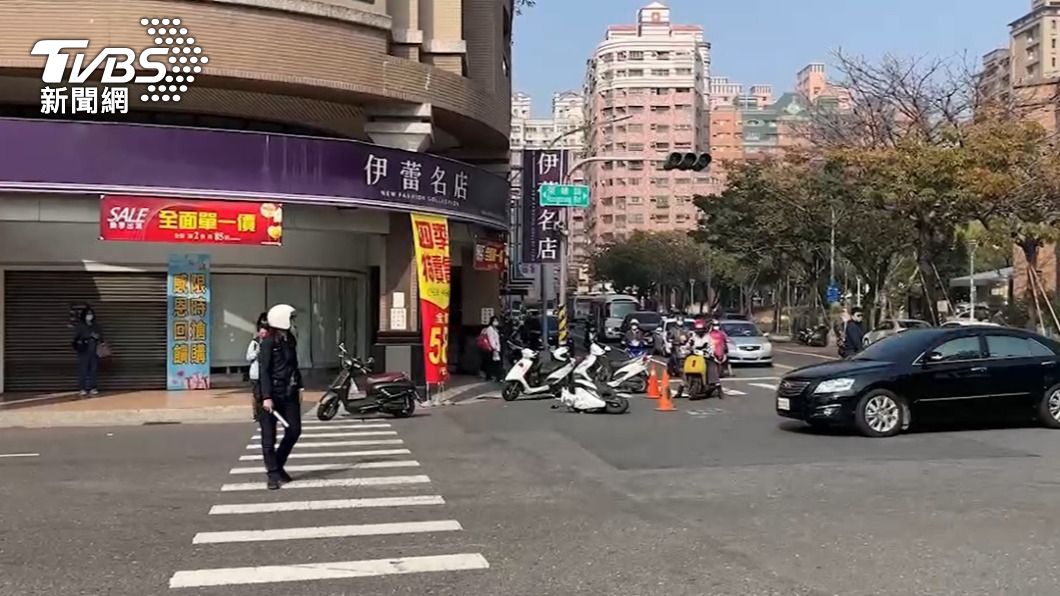 高雄榮總路發生車禍。（圖／TVBS）