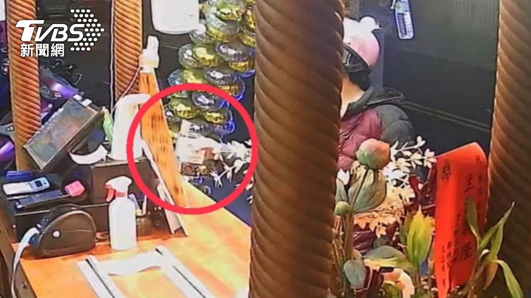 蔡女偷走飲料店前愛心捐款箱,監視器全都錄下。(圖/警方提供)