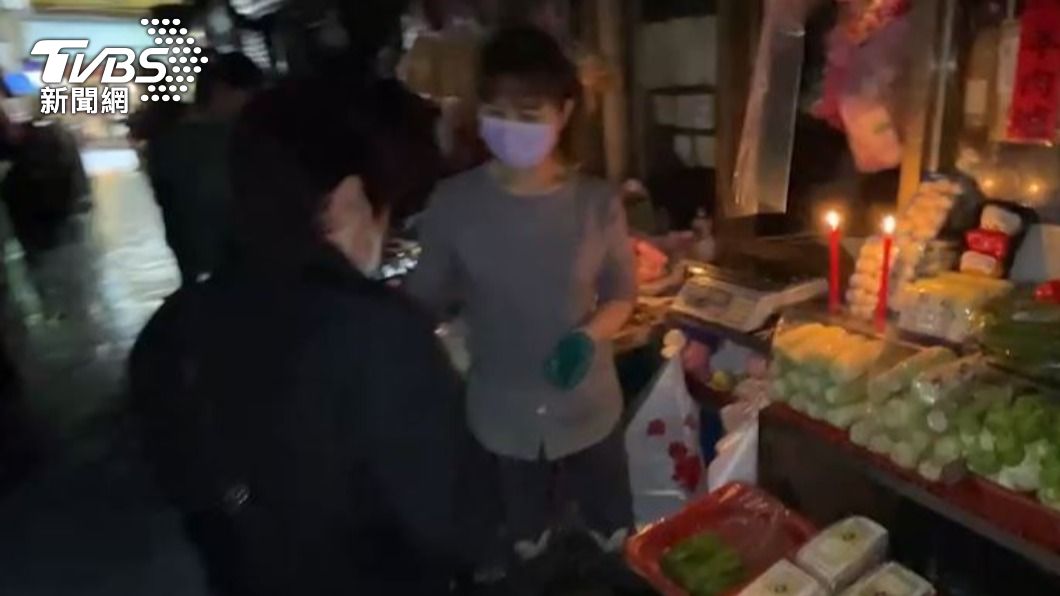 攤商點蠟燭繼續做生意。(圖/TVBS)
