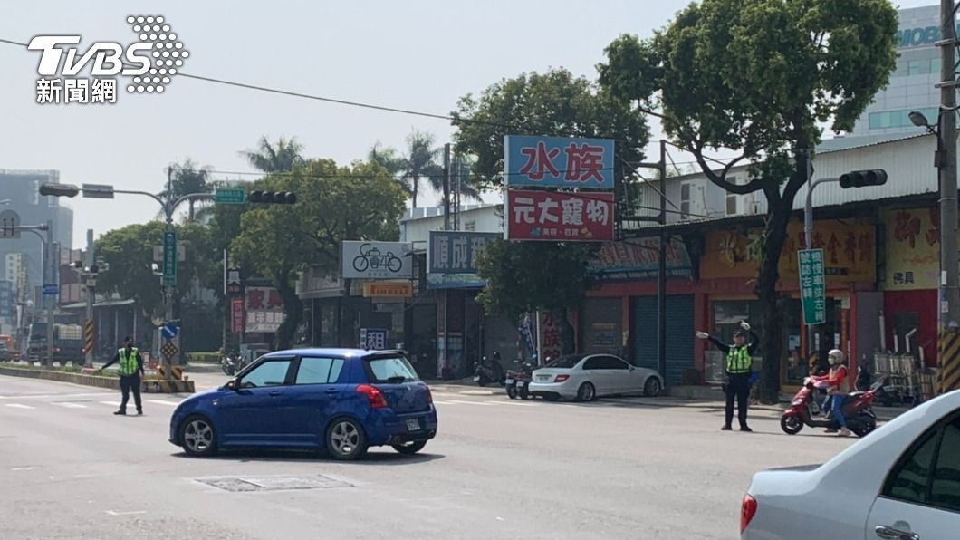 台中停電,路口號誌受影響,警方於路口指揮交通。(圖/警方提供)