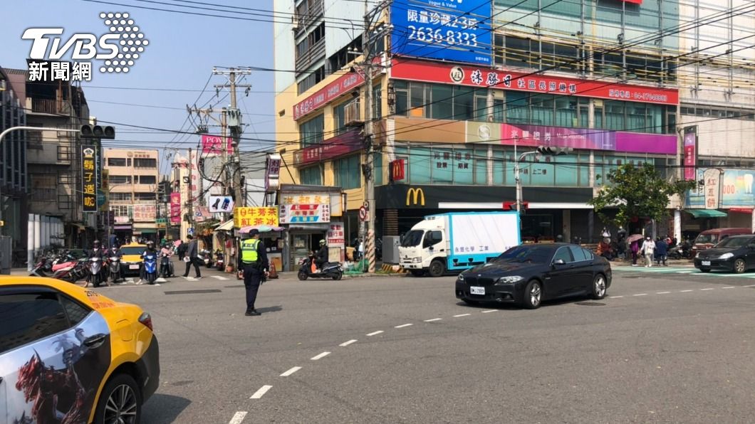 台中停電,路口號誌受影響,警方於路口指揮交通。(圖/警方提供)