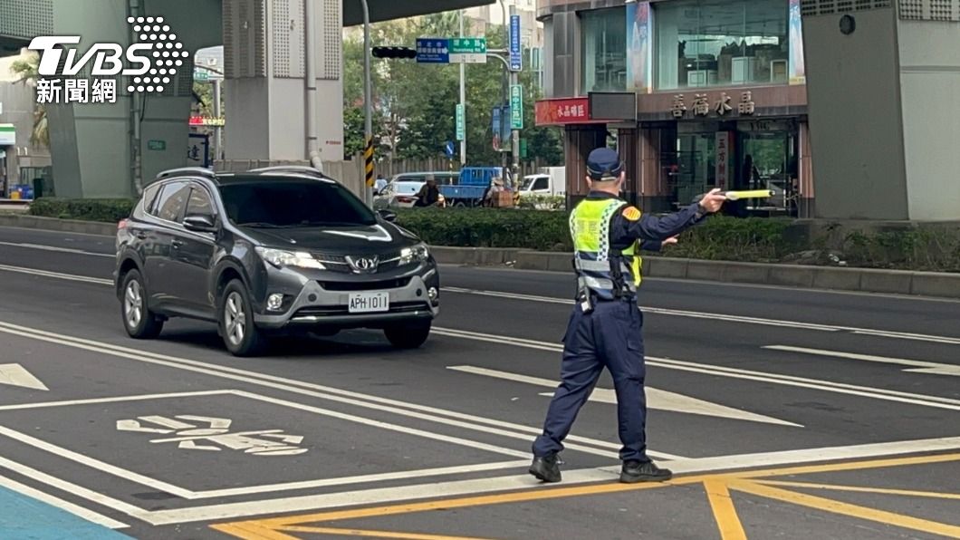 警急指揮交通。(圖/TVBS)