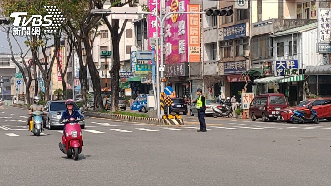 台中停電,路口號誌受影響,警方於路口指揮交通。(圖/警方提供)
