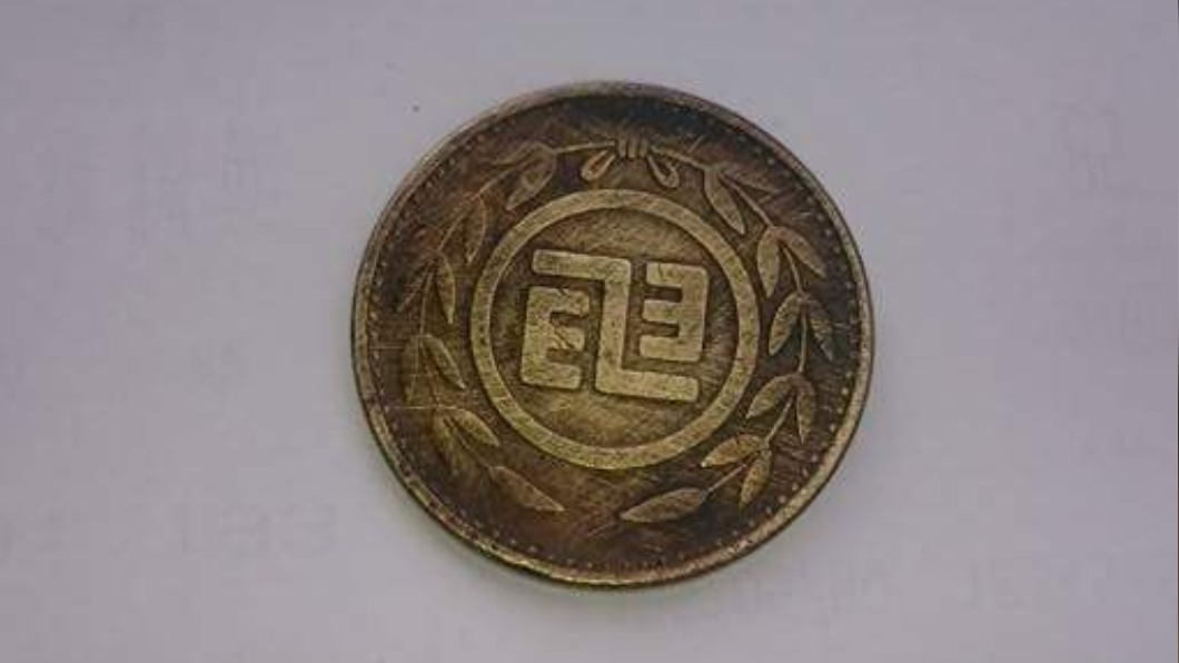 背面是電信總局的LOGO。(圖/翻攝自「爆廢公社」)