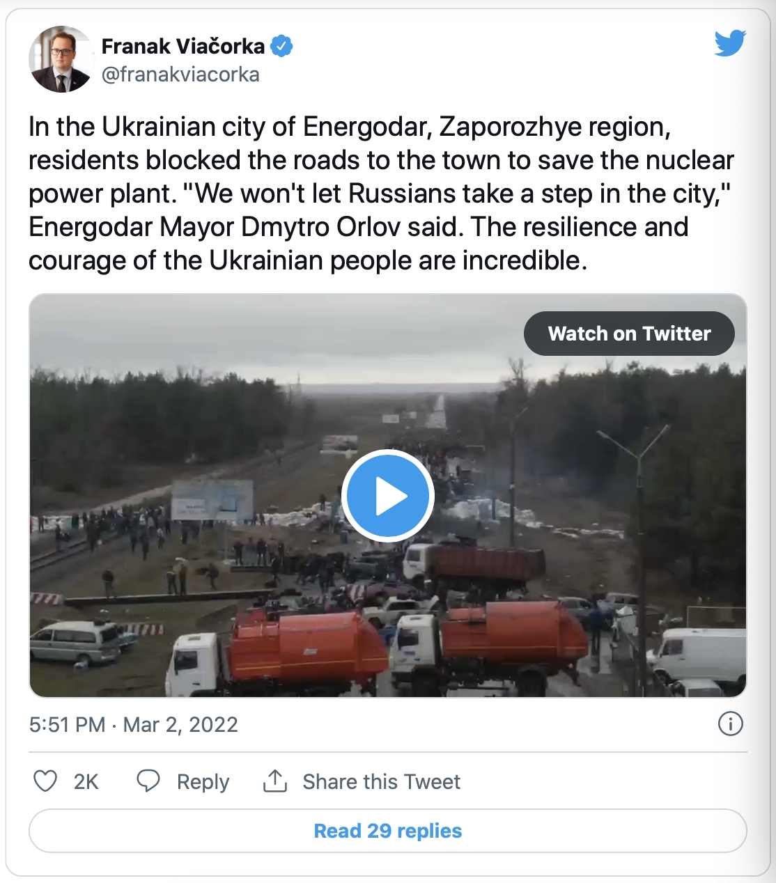 烏克蘭民開來大型車輛橫在道路上堵俄軍。(圖/翻攝自@franakviacorka推特)