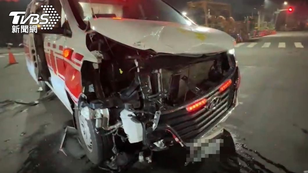 救護車車損狀況嚴重。（圖／TVBS）
