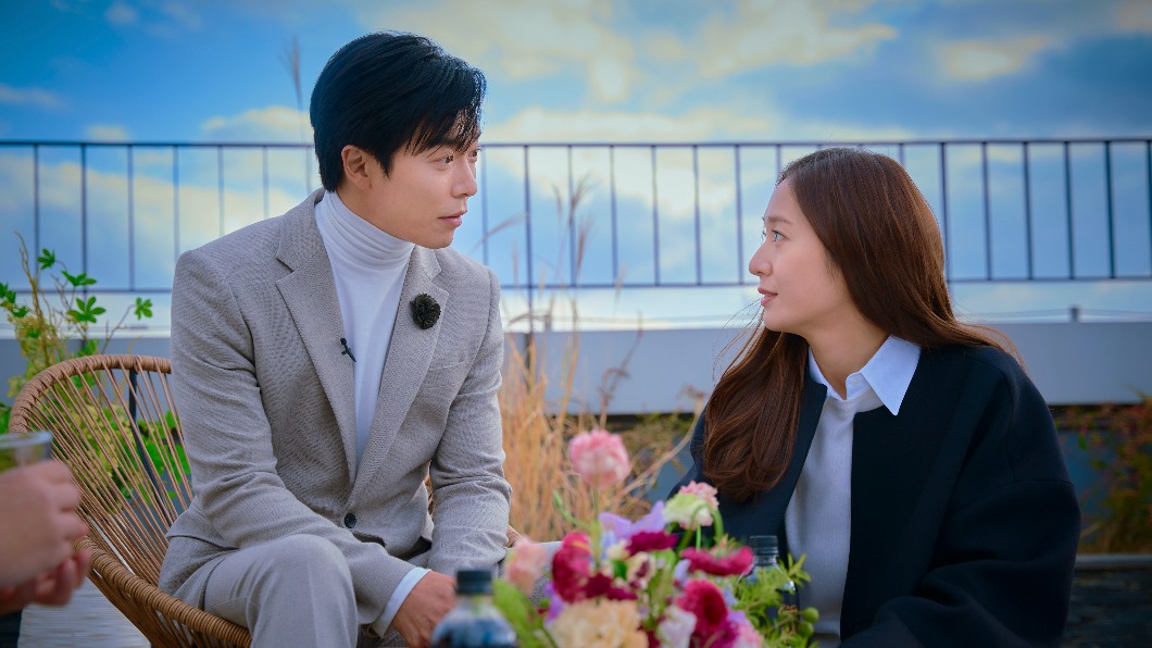 金材昱（圖左）、Krystal（圖右）主演《瘋狂愛上你》。（圖／Disney+提供）