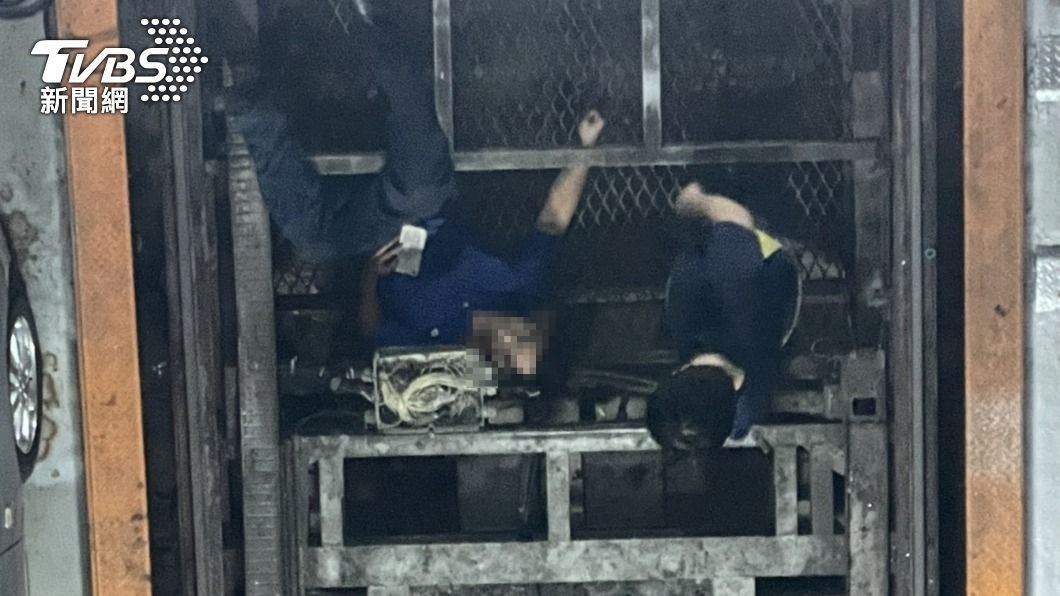 險沒命!工人維修停車塔遭機具猛夾雙腿 消防急吊掛救人