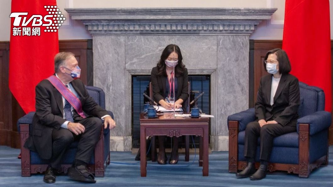 蔡英文讚龐佩奧在台人氣高。(圖/總統府提供)